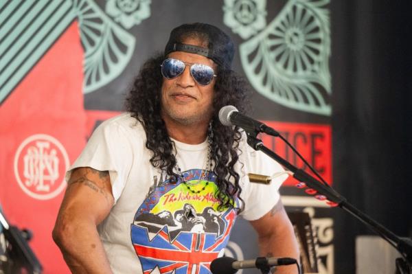 Slash performs at Amoeba Music